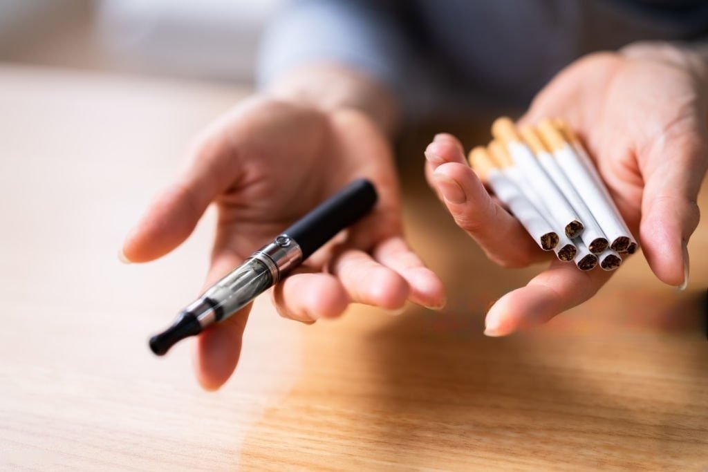 Cigarette électronique et paquet de cigarettes : double dépendance